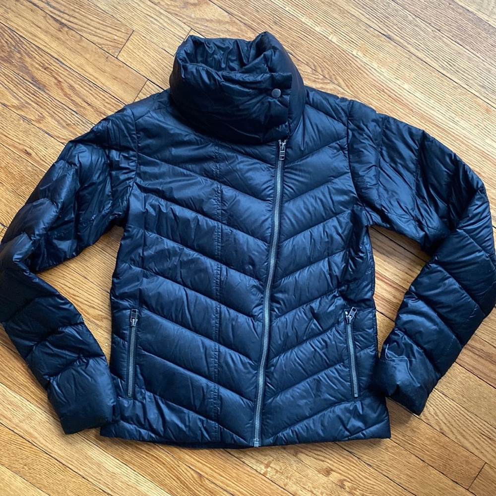 Patagonia slim fit women’s puffy down jacket with asymmetrical zip